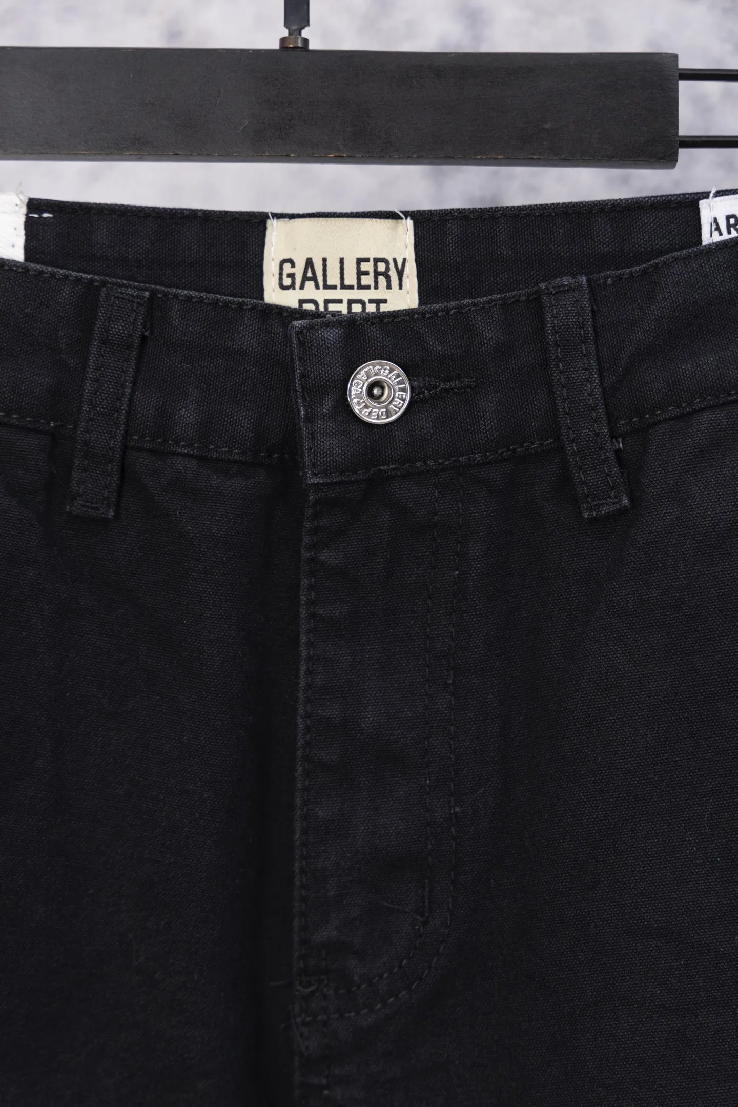 💰230 GALLERY DEPT.25ss new style splash-ink patchwork jeans, bootcut trousers, denim + splash-ink, full of artistic sense! The trouser legs are spliced ​​with denim, creating a layered look, and the words "GALLERY DEPT." are super recognizable✨. High-density denim, wear-resistant and comfortable, perfect for daily wear or street style. Inspired by the classic elements of Helmut Lang, splashing ink is full of three-dimensionality. Pair it with simple tops or HL items to easily get a sense of avant-garde fashion! Gallery Dept. targets the global fashion pioneer group aged 18-35 and positions itself as a "high street art trendy brand". Its core competitiveness lies in: • Cultural symbol output: Through endorsements from stars such as Virgil Abloh, Jennie, and Justin Bieber, it strengthens the brand's benchmark status in the hip-hop and fashion circles. Size: 28-36 Color: black
